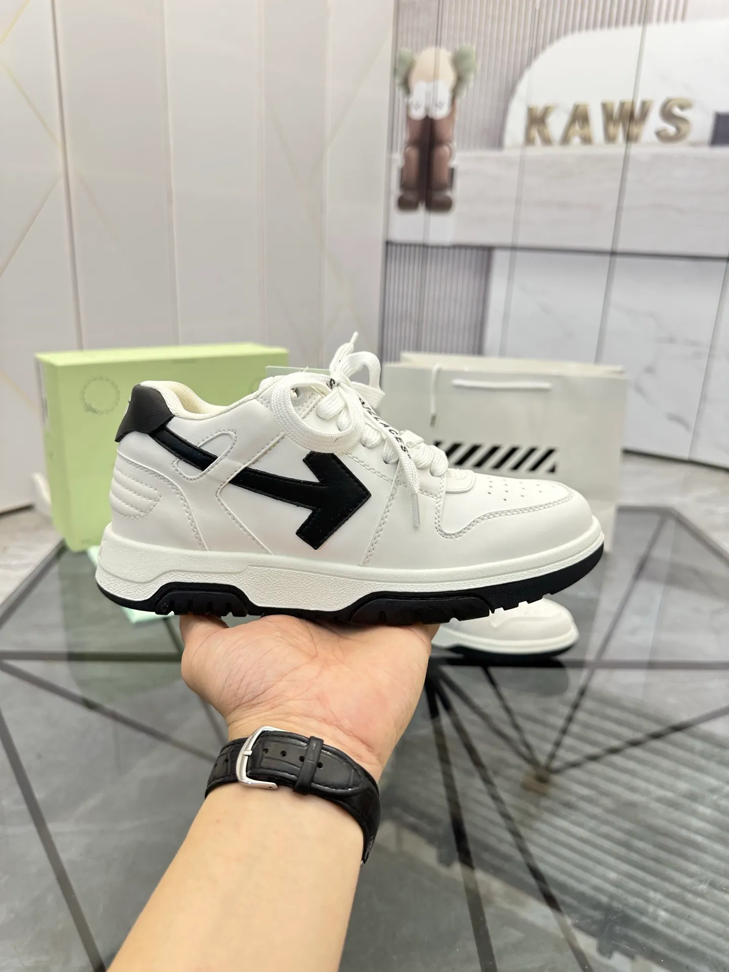 Selling men's shoes 💰: 💰P560¥ High-end top quality (leather buckle plus 10) Product trademark: OFF WHITE * "OFF WHITE*" low-top casual shoes Regular size: 35-45 (can be customized to 46) Couple style Product material: imported first-layer cowhide leather upper, breathable lining, original outsole. No.: H203